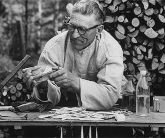 Lauri Rapala tallando su primer prototipo de señuelo de pesca